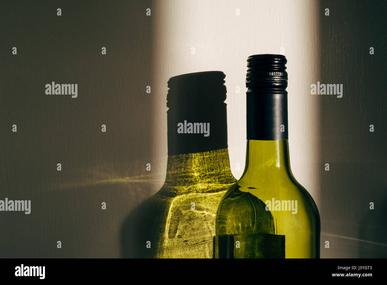 Ombre sur un mur à partir de la lumière du soleil brillant à travers une  bouteille de vin Photo Stock - Alamy