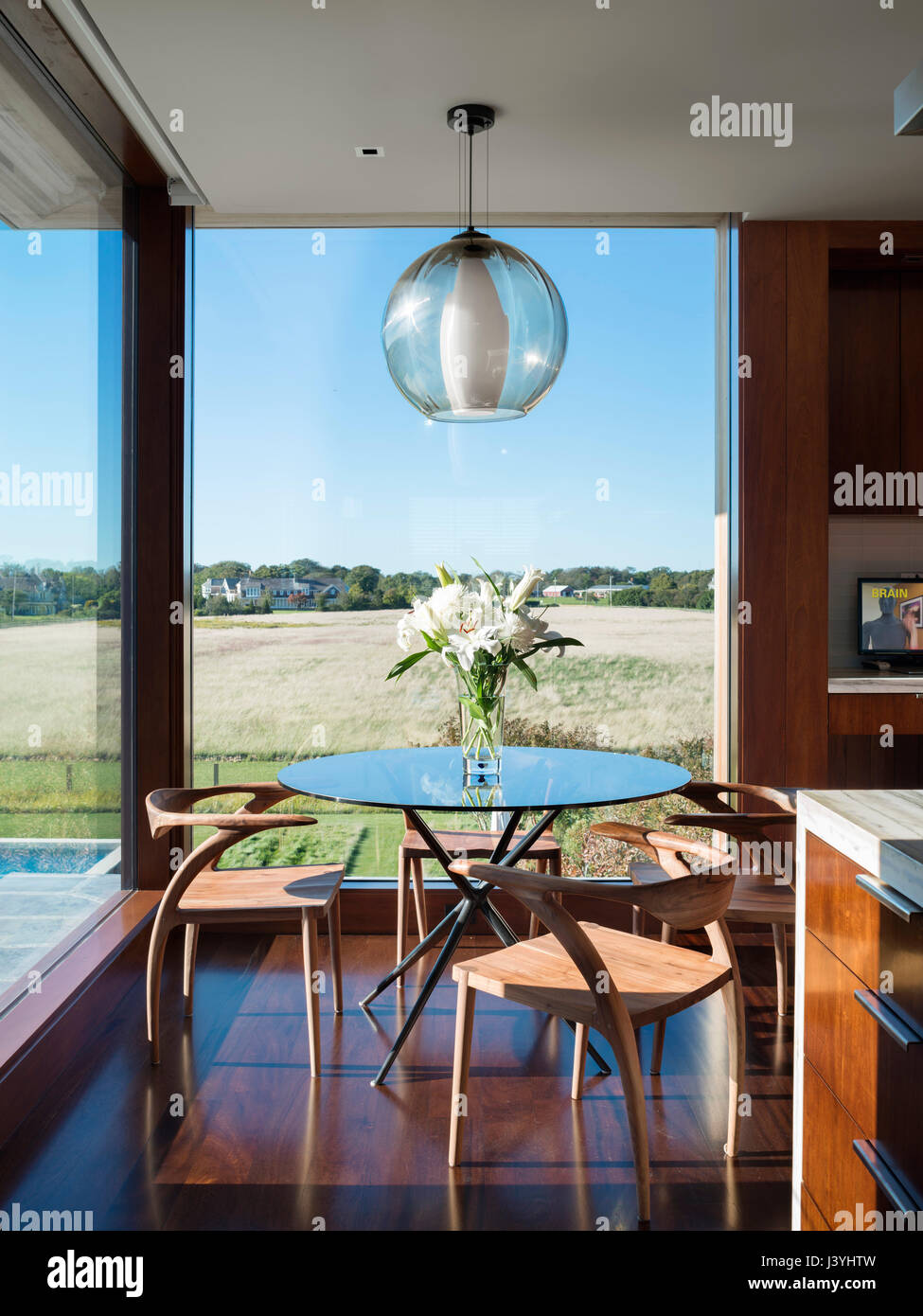 Vue de l'intérieur de l'espace petit-déjeuner avec des fenêtres du sol au plafond. Gibson Farm House, Sagaponack, United States. Architecte : James Merrell Architectes, Banque D'Images