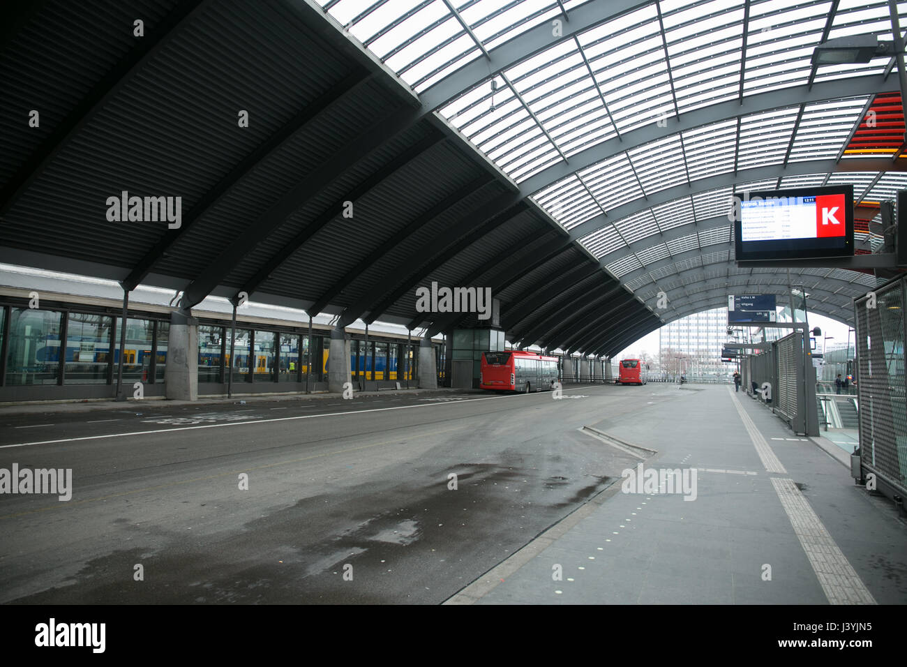 Prendre une marche à Amsterdam Centraal Station Banque D'Images