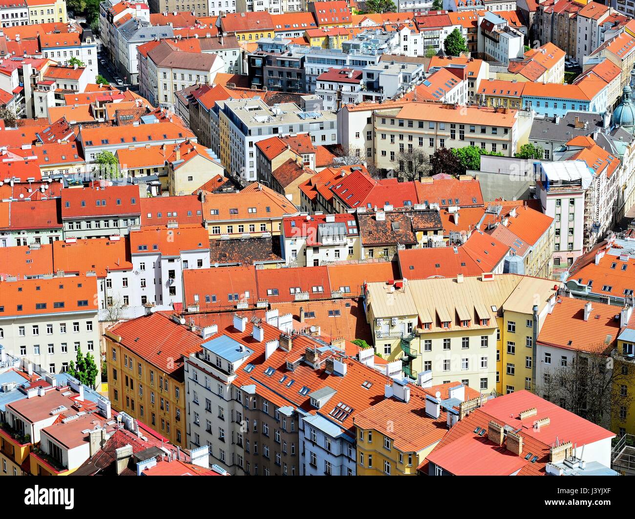 Vue de dessus les toits rouges du centre-ville de Prague. Banque D'Images