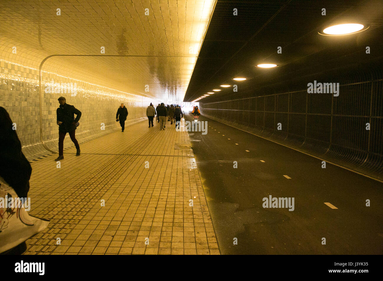 Les gens qui marchent au passage du métro Station Ceentral à Amsterdam Banque D'Images