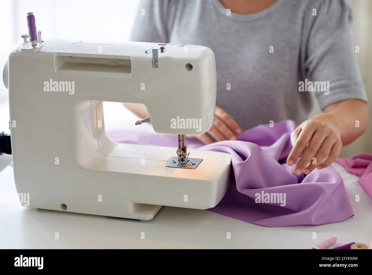 Femme sur mesure avec tissu couture machine à coudre Banque D'Images