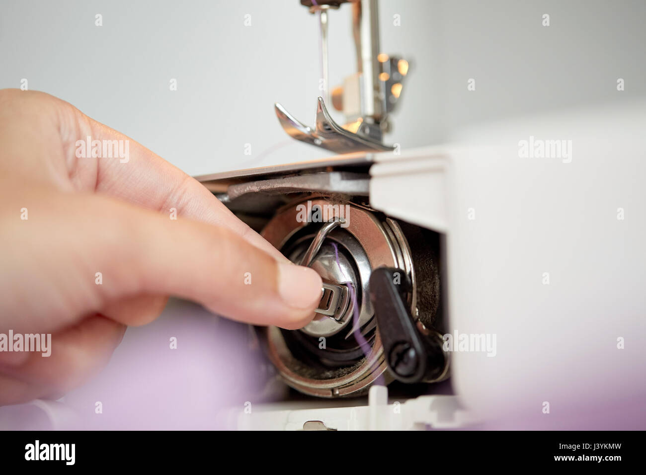 Réglage sur mesure à la main le tiroir de la machine à coudre Banque D'Images
