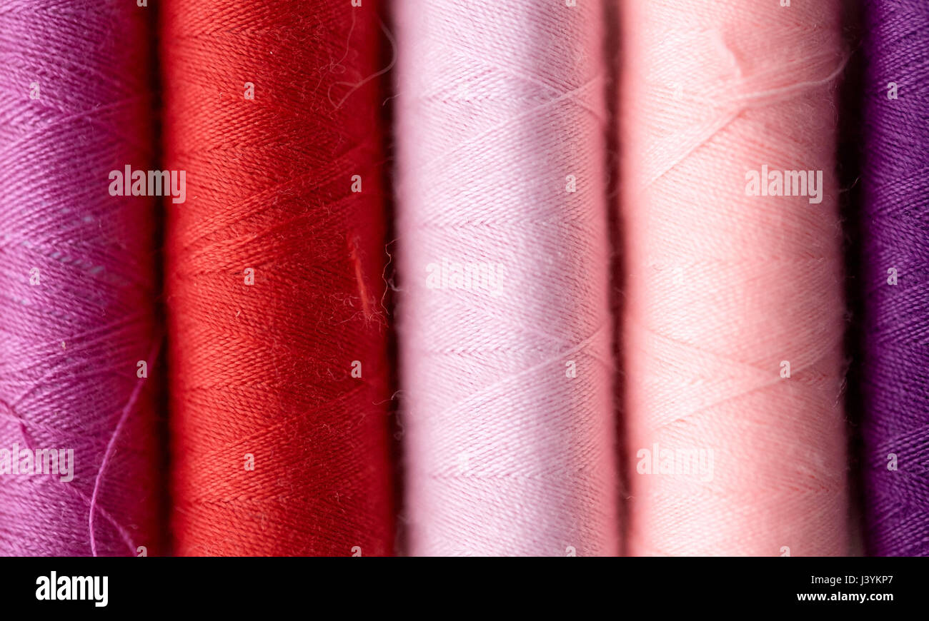 Rangée de bobines de fil de couleur sur la table Banque D'Images
