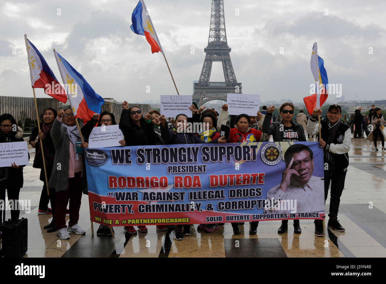 Paris, France. Le 08 mai, 2017. Les manifestants tenir une bannière qui se lit comme suit : "Nous soutenons fermement le Président Rodrigo Duterte Roa' et philippins drapeaux. Les expatriés philippins vivant à Paris manifestation devant la Tour Eiffel pour le président des Philippines, Rodrigo Détente, et sa politique envers le crime, la pauvreté et la corruption. Crédit : Michael Debets/Pacific Press/Alamy Live News Banque D'Images