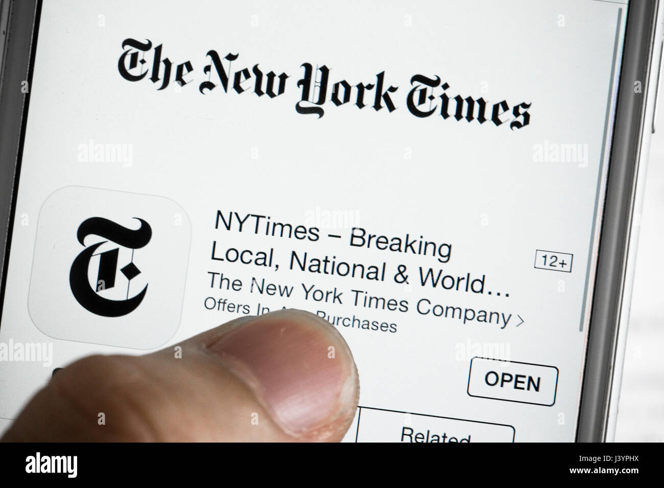 Hong Kong, Hong Kong. Le 08 mai, 2017. Un logo du New York Times présente sur le téléphone mobile le 8 mai 2017. Le New York Times est un journal quotidien publié pour la première fois le 18 septembre 1851. Ils ont également augmenter leurs affaires en ligne et mobiles du marché. Credit : Chan Hei Long/Pacific Press/Alamy Live News Banque D'Images