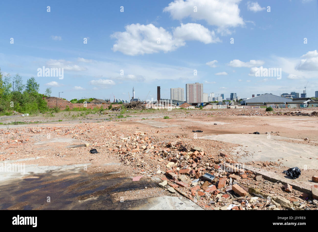 Grande zone de terre défrichée en attente de développement, à la suite de la démolition d'une ancienne usine Banque D'Images
