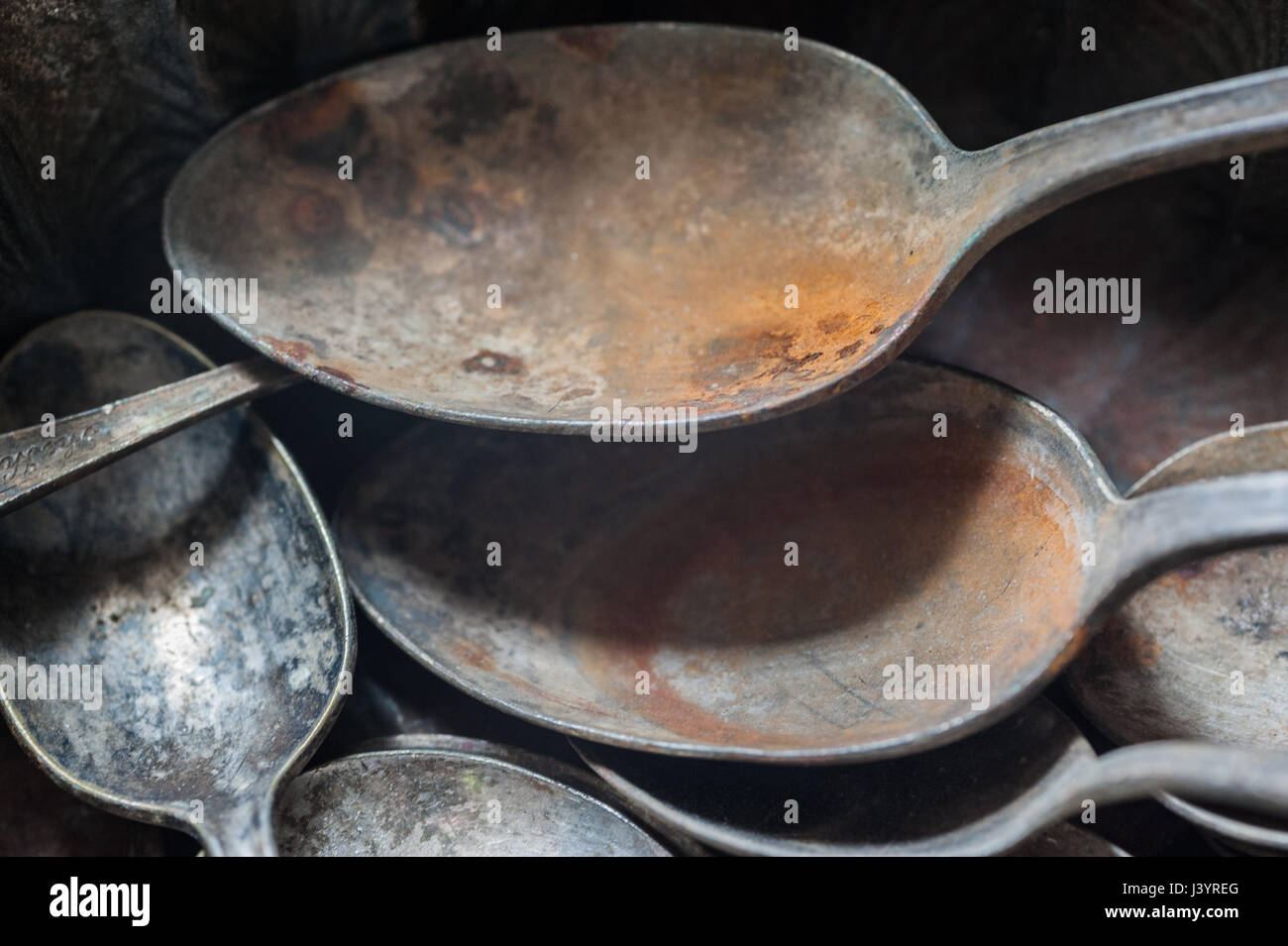 Bol de cuillères renfermé à l'antique shop Banque D'Images