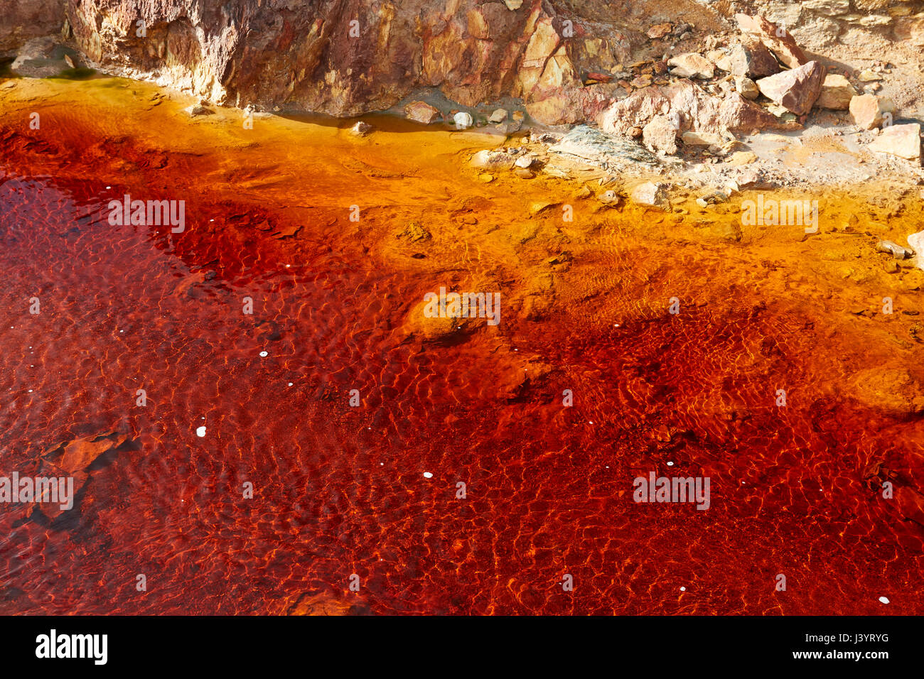 L'eau rouge de Rio Tinto en Andalousie Banque D'Images