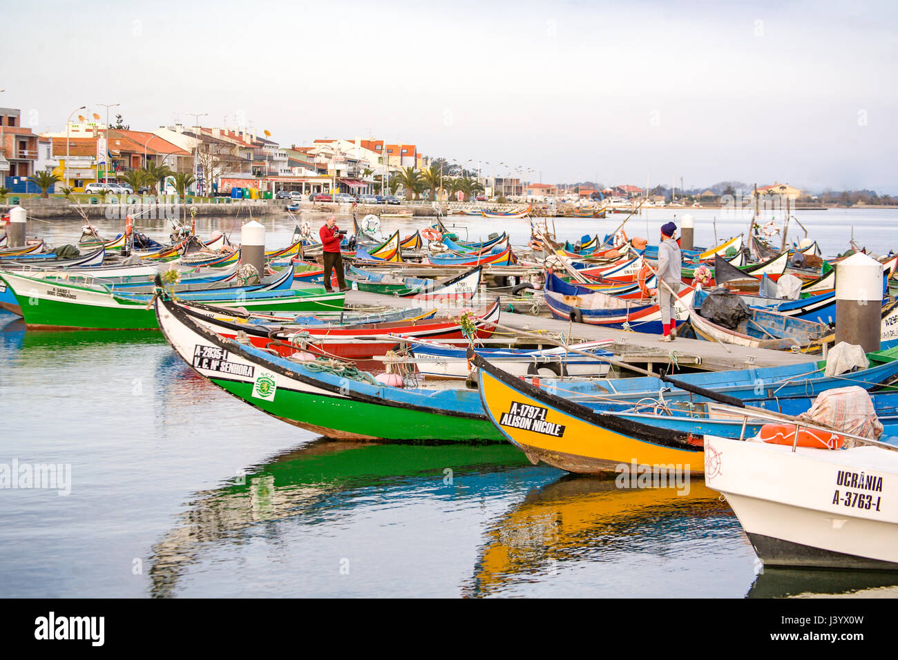 Aveiro est une ville sur la côte ouest du Portugal situé le long d'un lagon appelé Ria de Aveiro. C'est distingué par ses canaux navigué par bateaux colorés (Barcos moliceiros), traditionnellement utilisé pour la récolte des algues. Moliceiro est le nom donné aux bateaux qui circulent dans la lagune de Ria de Aveiro, région de la rivière Vouga . Ce navire a été initialement utilisé pour la récolte de l'moliço , mais en ce moment plus utilisé à des fins touristiques. Banque D'Images