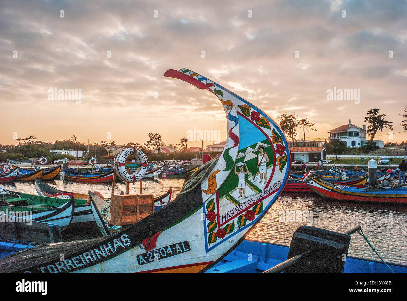 Aveiro est une ville sur la côte ouest du Portugal situé le long d'un lagon appelé Ria de Aveiro. C'est distingué par ses canaux navigué par bateaux colorés (Barcos moliceiros), traditionnellement utilisé pour la récolte des algues. Moliceiro est le nom donné aux bateaux qui circulent dans la lagune de Ria de Aveiro, région de la rivière Vouga . Ce navire a été initialement utilisé pour la récolte de l'moliço , mais en ce moment plus utilisé à des fins touristiques. Banque D'Images