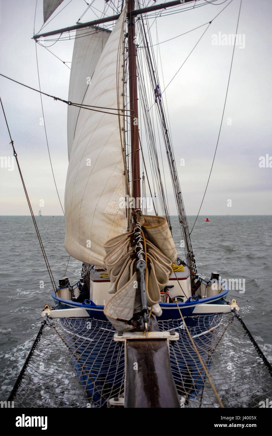 Bateau à voile sur la mer du Nord avant la tempête de l'eau vent voiles  Photo Stock - Alamy