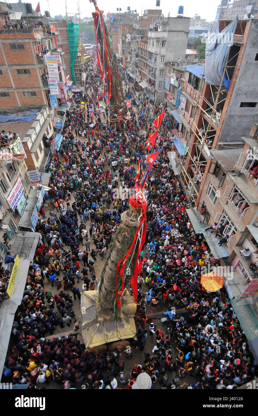 Comme une cérémonie de Rato Machindranath Festival, la projection de la noix de coco haut de char, célébré à Lagankhel, Laltipur (Népal) le Lundi, Mai 08, 2017. (Photo by : Narayan Maharjan/Pacific Press) Banque D'Images