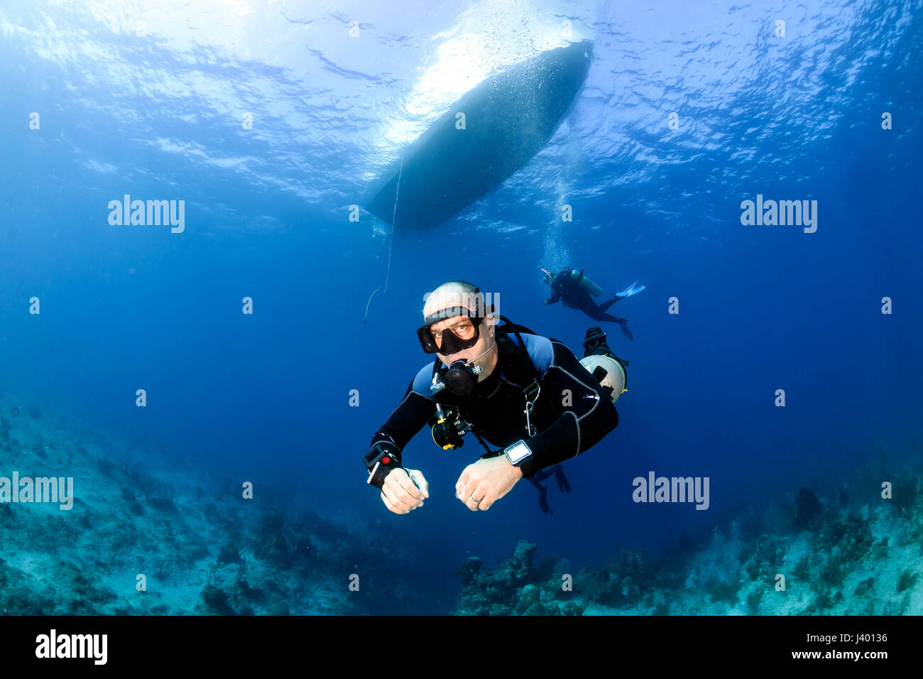 Plongée sous marine dans un périphérique ip supports techniques sous un bateau de plongée Banque D'Images