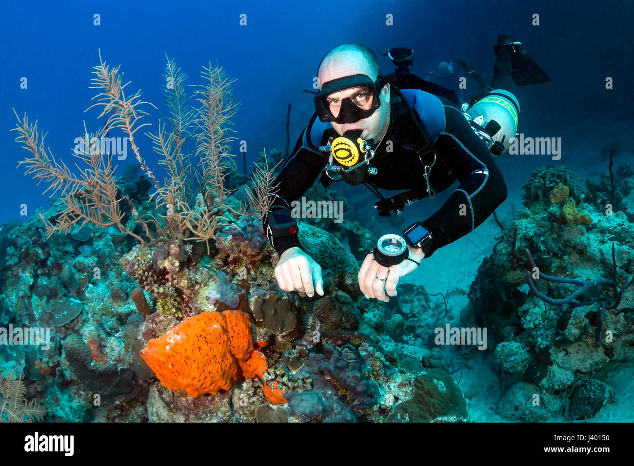 Plongée sous marine dans un périphérique ip supports techniques sur un récif de coraux tropicaux Banque D'Images
