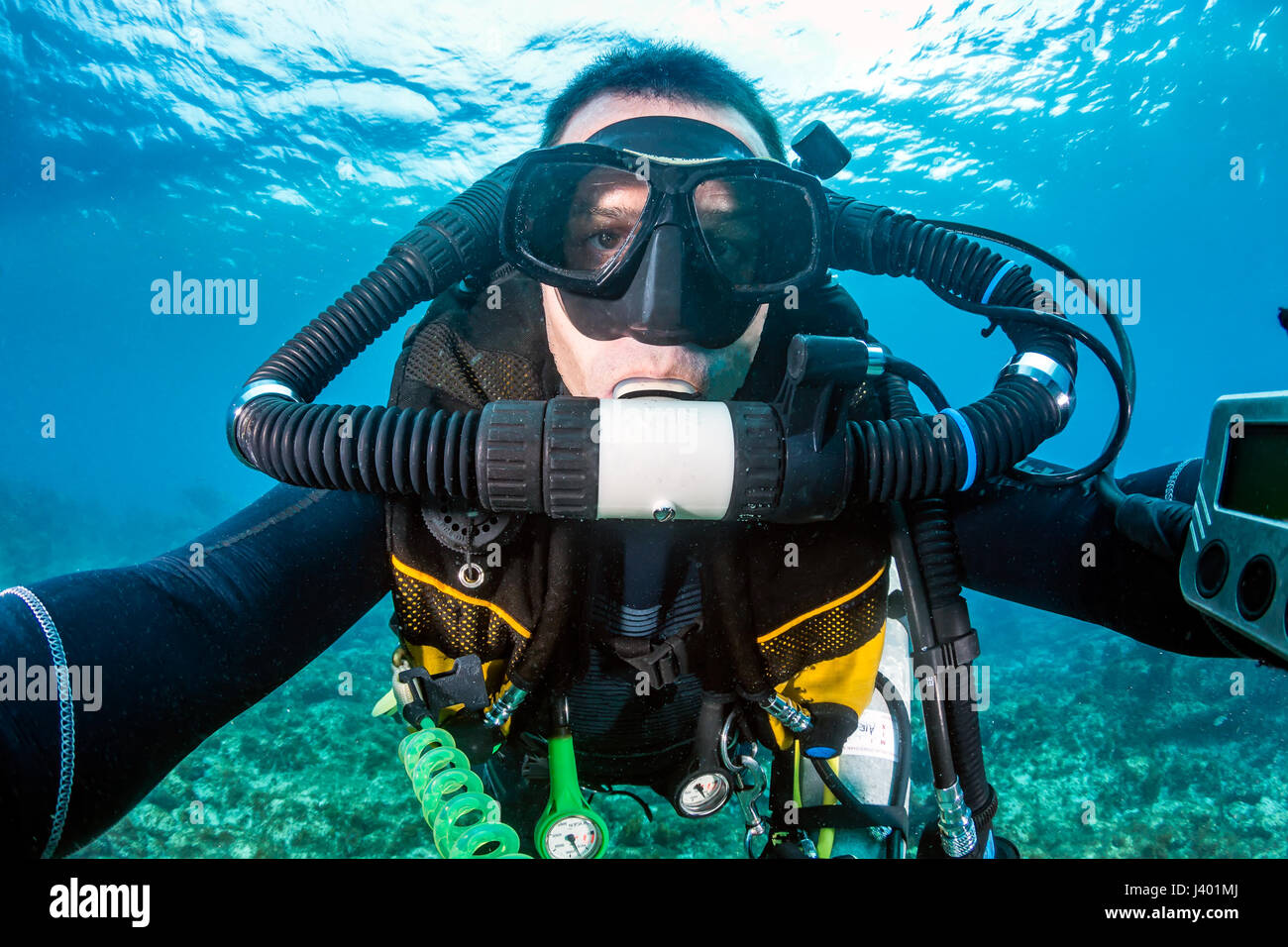 SCUBA DIVER avec un recycleur circuit fermé sur un récif de coraux tropicaux Banque D'Images