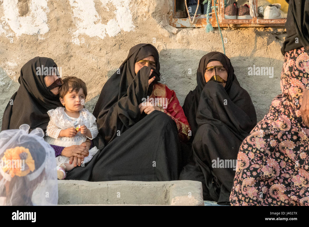 Les femmes portant le niqab sur porte regarder danser les hommes, mariage traditionnel, l'île de Qeshm, Tabl, Province Hormozgan, l'IRAN - 03/01/2017. En août 2006, dans la tradit Banque D'Images