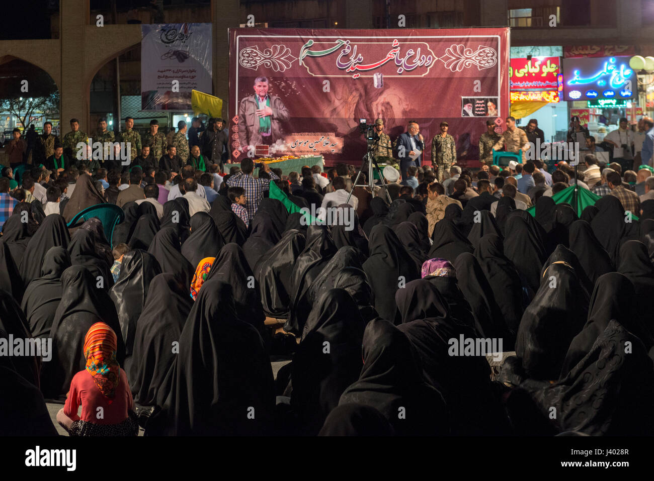 Les femmes en tchador noir assistant à la cérémonie de commémoration d'un martyr, Yazd, IRAN - 10/08/2016. Une cérémonie de commémoration de la mort d'un général de l'e Banque D'Images