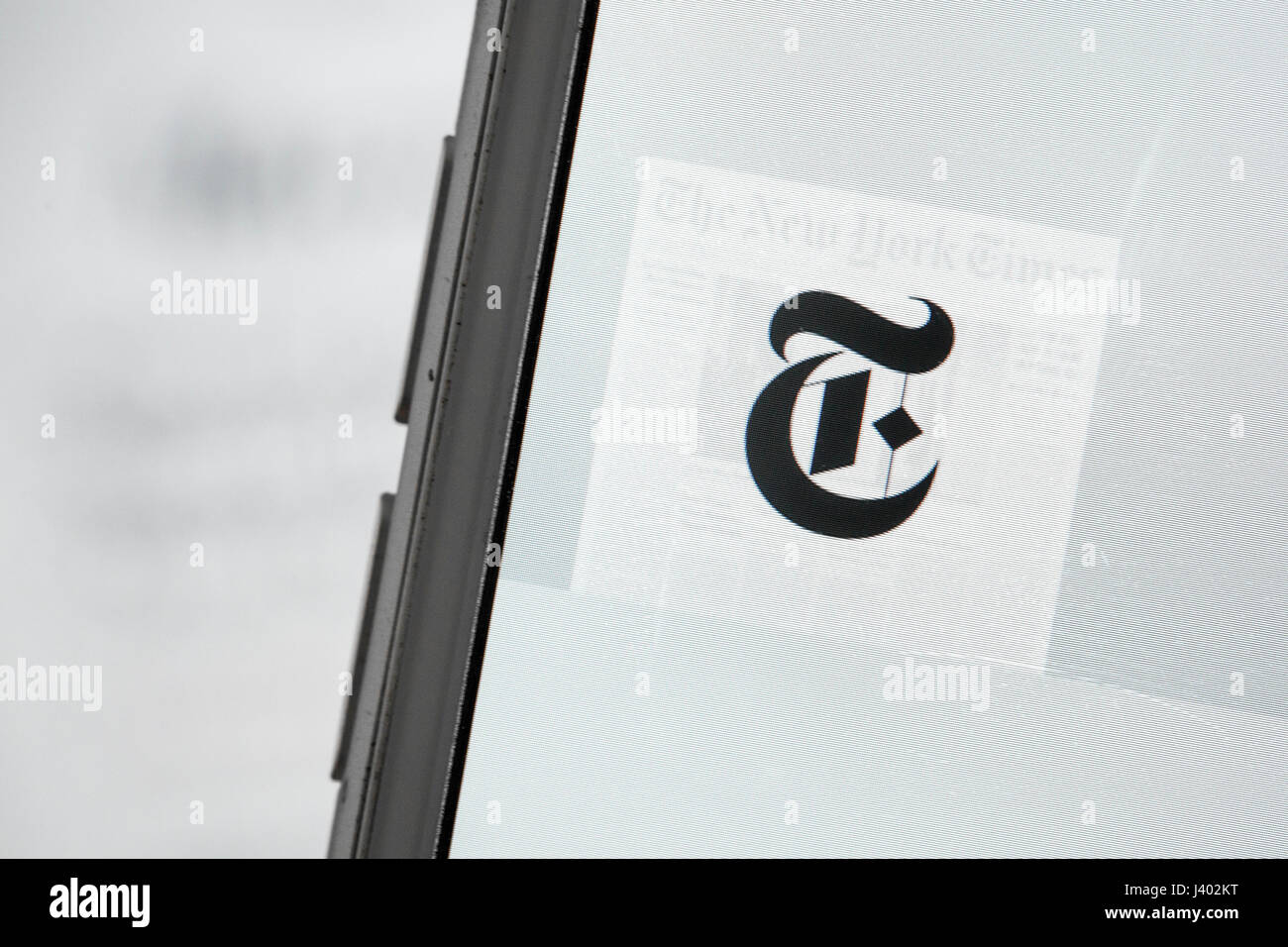 Hong Kong, Hong Kong. Le 08 mai, 2017. Un logo du New York Times présente sur le téléphone mobile le 8 mai 2017. Le New York Times est un journal quotidien publié pour la première fois le 18 septembre 1851. Ils ont également augmenter leurs affaires en ligne et mobiles du marché. Credit : Chan Hei Long/Pacific Press/Alamy Live News Banque D'Images