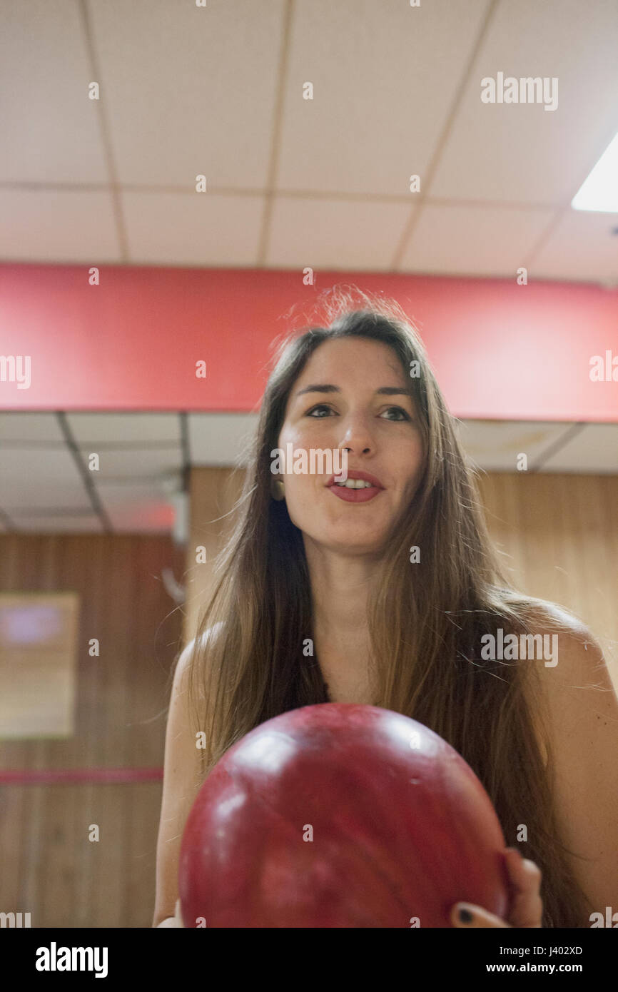 Femme au bowling Banque de photographies et d’images à haute résolution