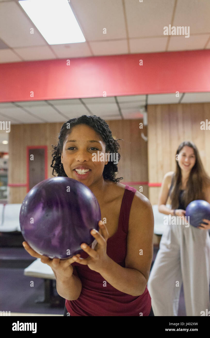 Une jeune femme au bowling. Banque D'Images
