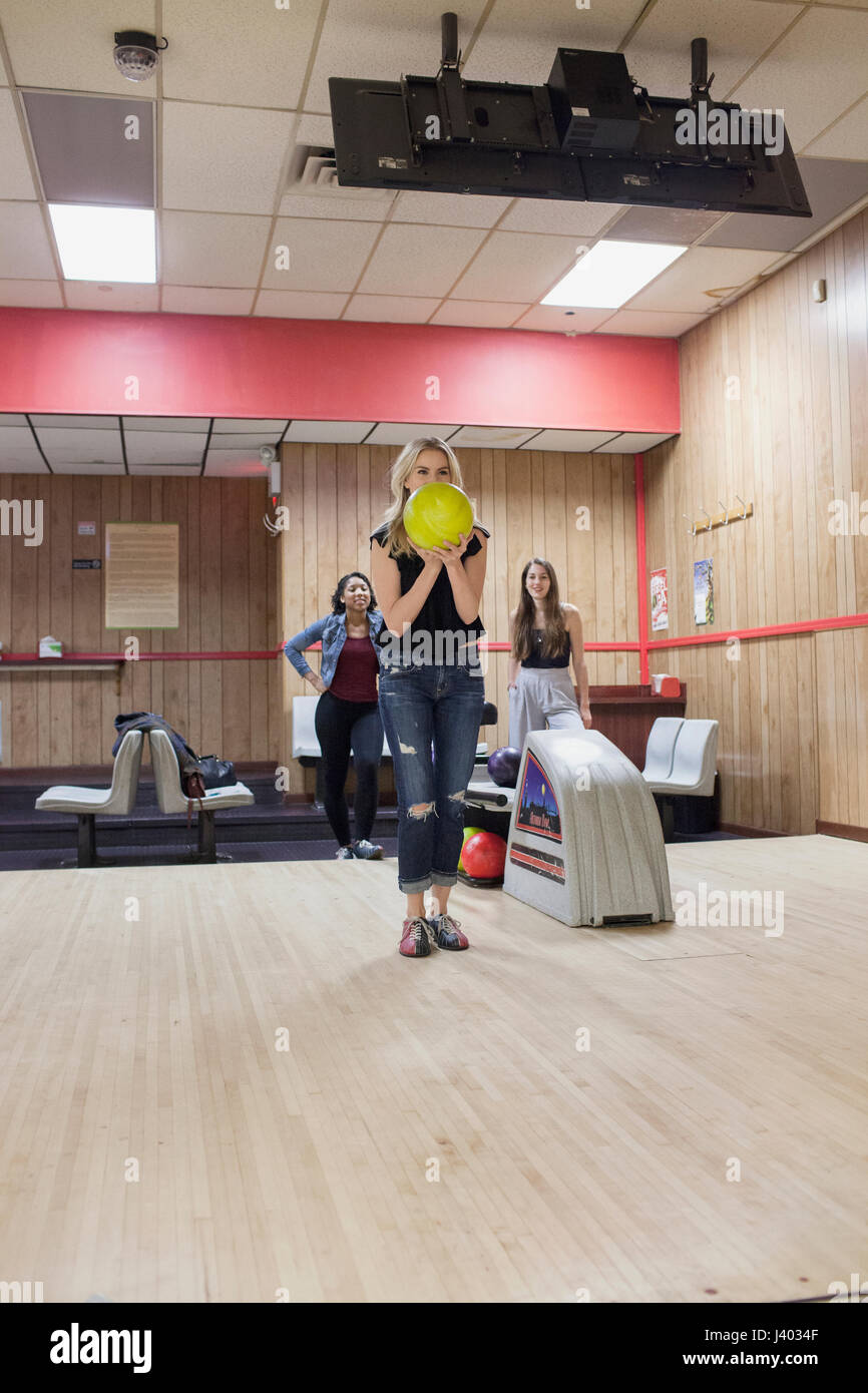 Les jeunes femmes un bowling avec des amis. Banque D'Images