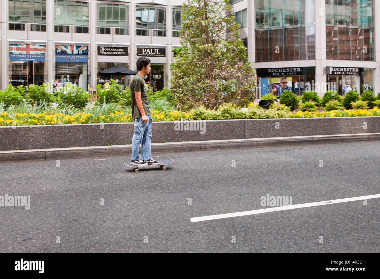 Jeune skateur professionnel équitation dans street - USA Banque D'Images