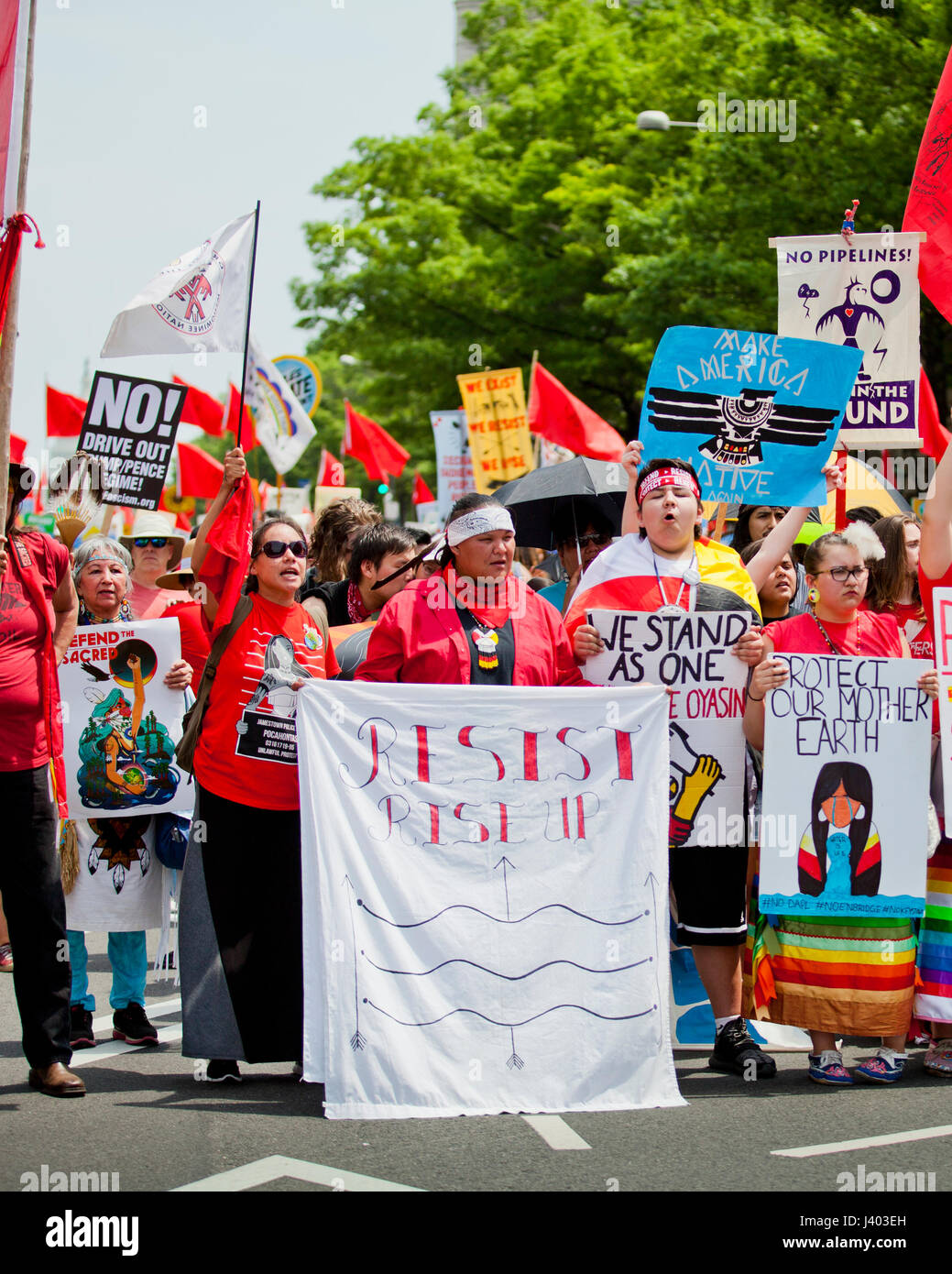 Les Indiens autochtones protestant pendant les changements climatiques Mars - Avril 29, 2017, Washington, DC, USA Banque D'Images