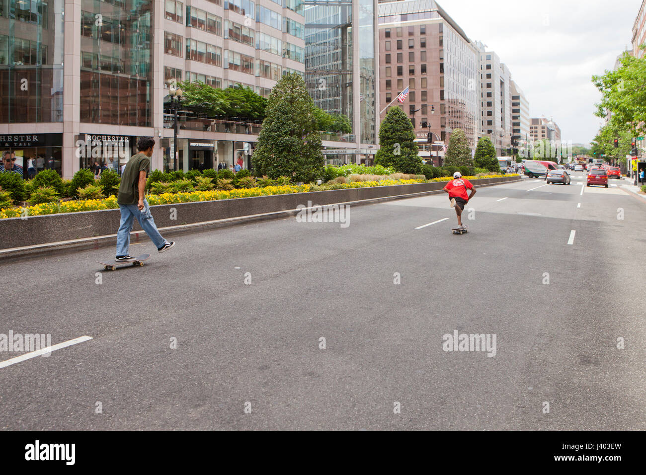 Les jeunes planchistes équitation dans street - USA Banque D'Images