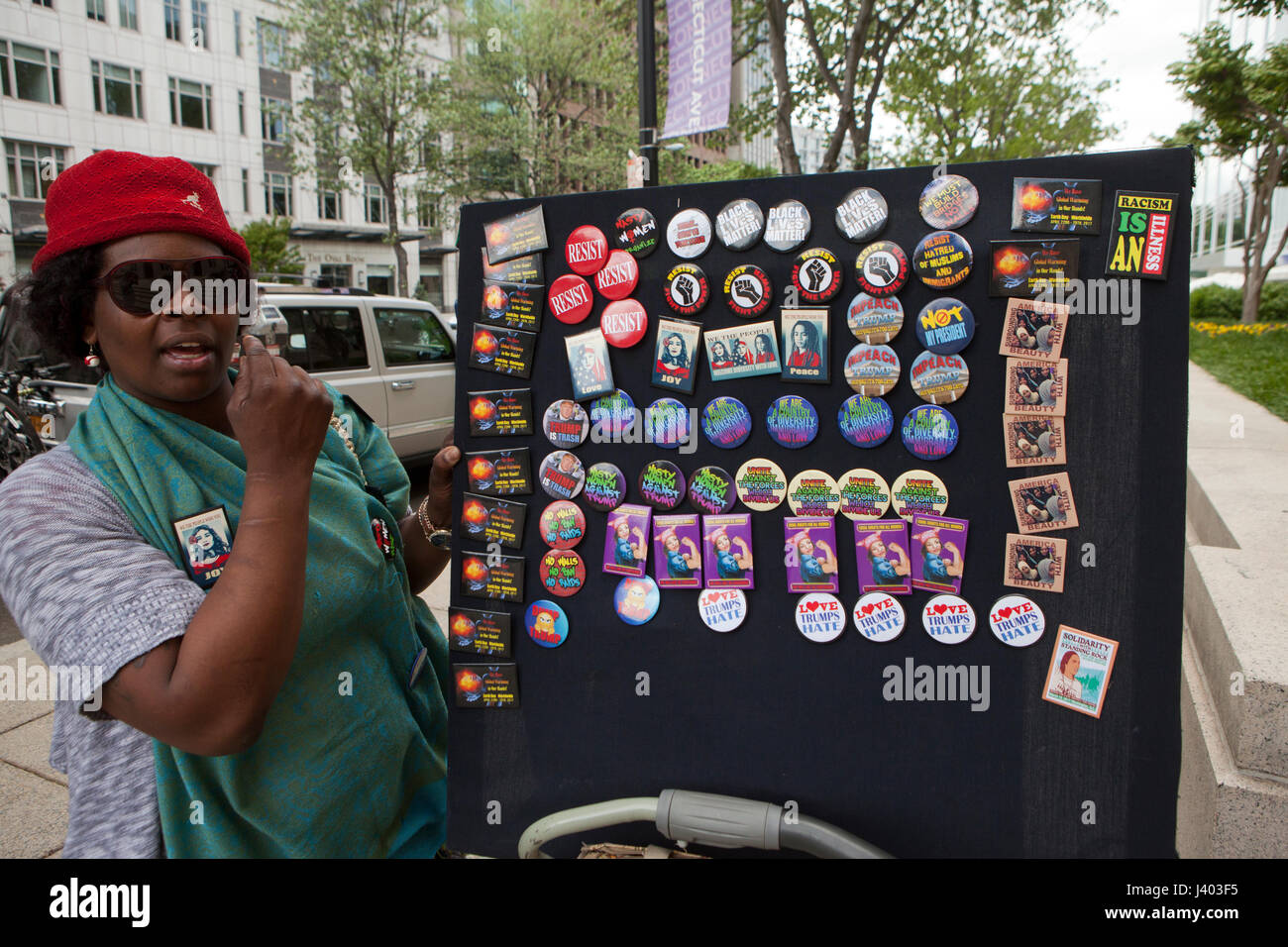 Femme afro-américaine et libéral de la vente liée du mouvement féministe sur les boutons - rue Washington, DC USA Banque D'Images