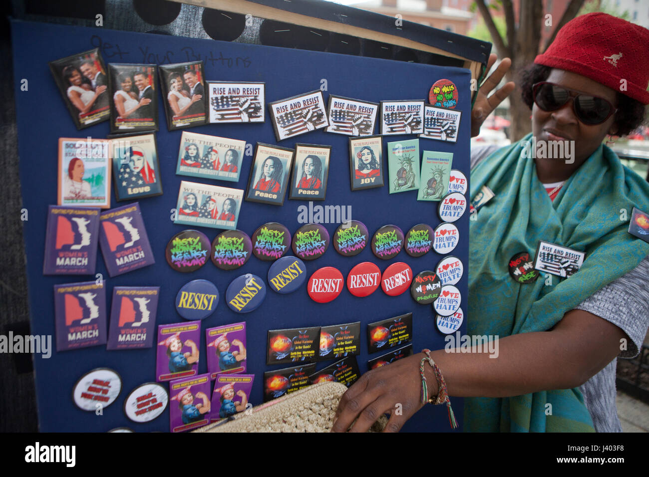 Femme afro-américaine et libéral de la vente liée du mouvement féministe sur les boutons - rue Washington, DC USA Banque D'Images