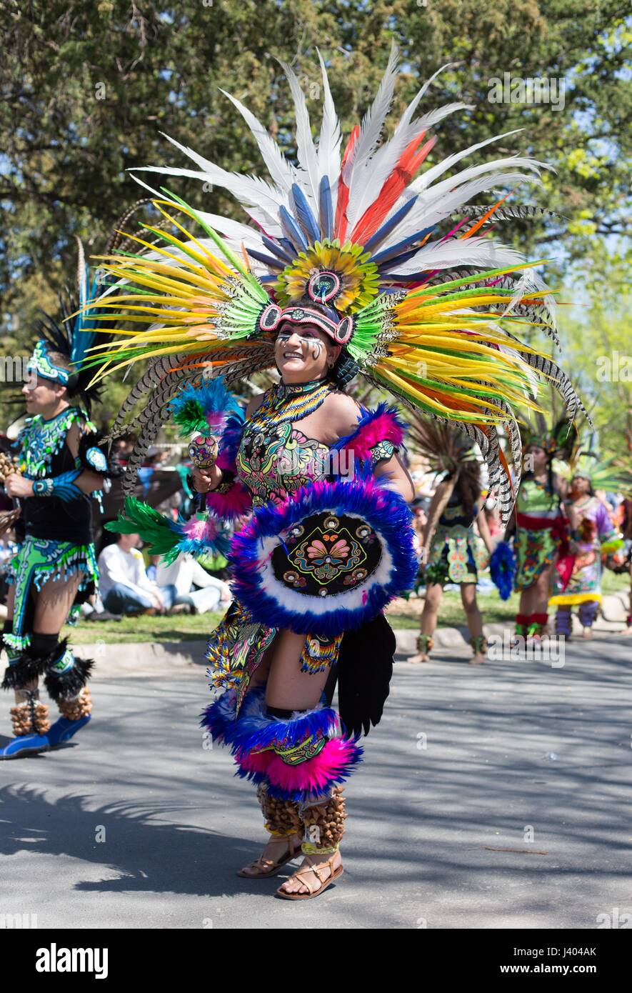 Un danseur aztèque en costume traditionnel à la Mayday parade à Minneapolis, Minnesota, USA. Banque D'Images