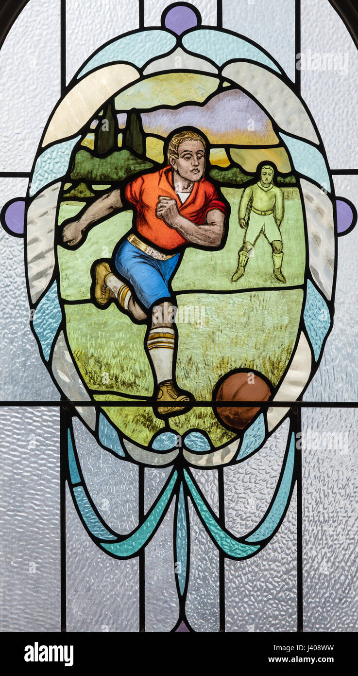 Un joueur amateur, à partir de l'époque édouardienne, représentés dans les vitraux, les bains de Victoria, Manchester, Angleterre Banque D'Images