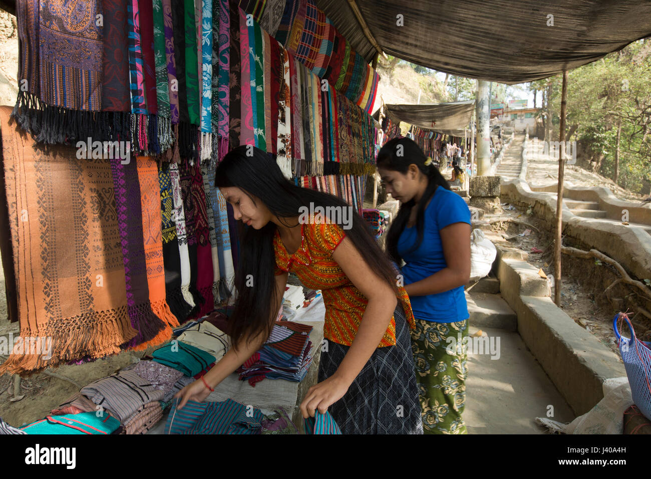 Vente filles ethniques des tissus traditionnels à Moheskhali Island. Cox's Bazar (Bangladesh). Banque D'Images