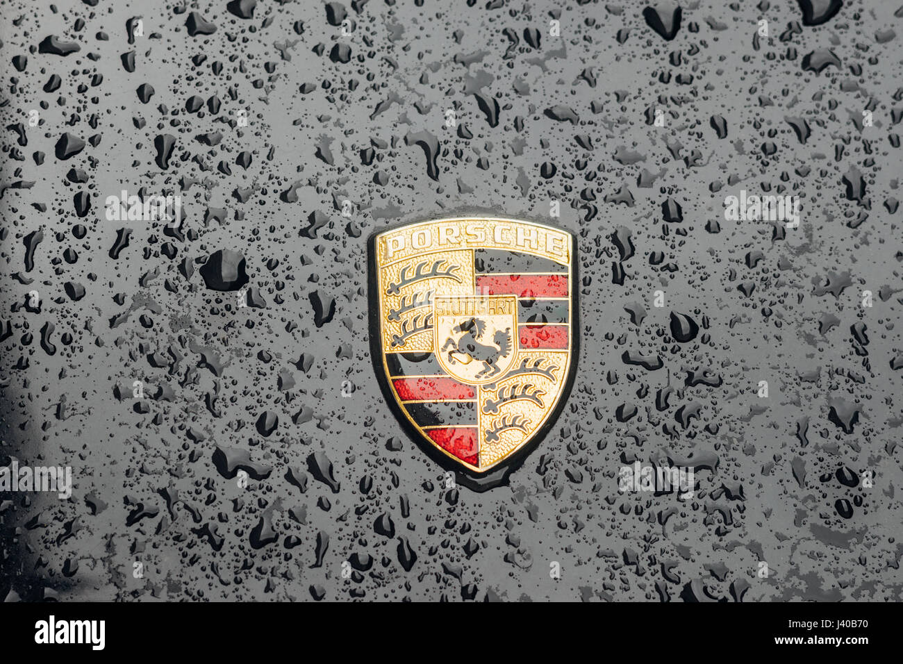 Tallinn, Estonie - 30 Avril 2017 : Gros plan sur le logo de Porsche AG avec des gouttes de pluie. Porsche est un constructeur automobile allemand spécialisé dans les par Banque D'Images