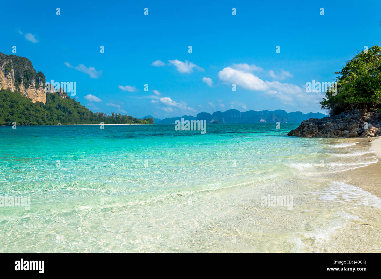 Vue panoramique de la plage contre Ciel Bleu clair Banque D'Images