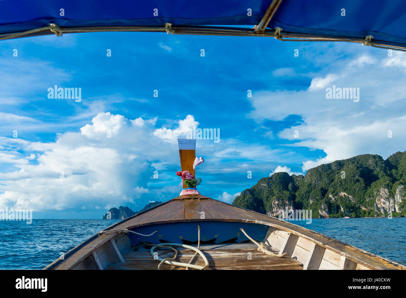 Bateau Longtail en mer contre ciel bleu à Phi Phi Islands Banque D'Images