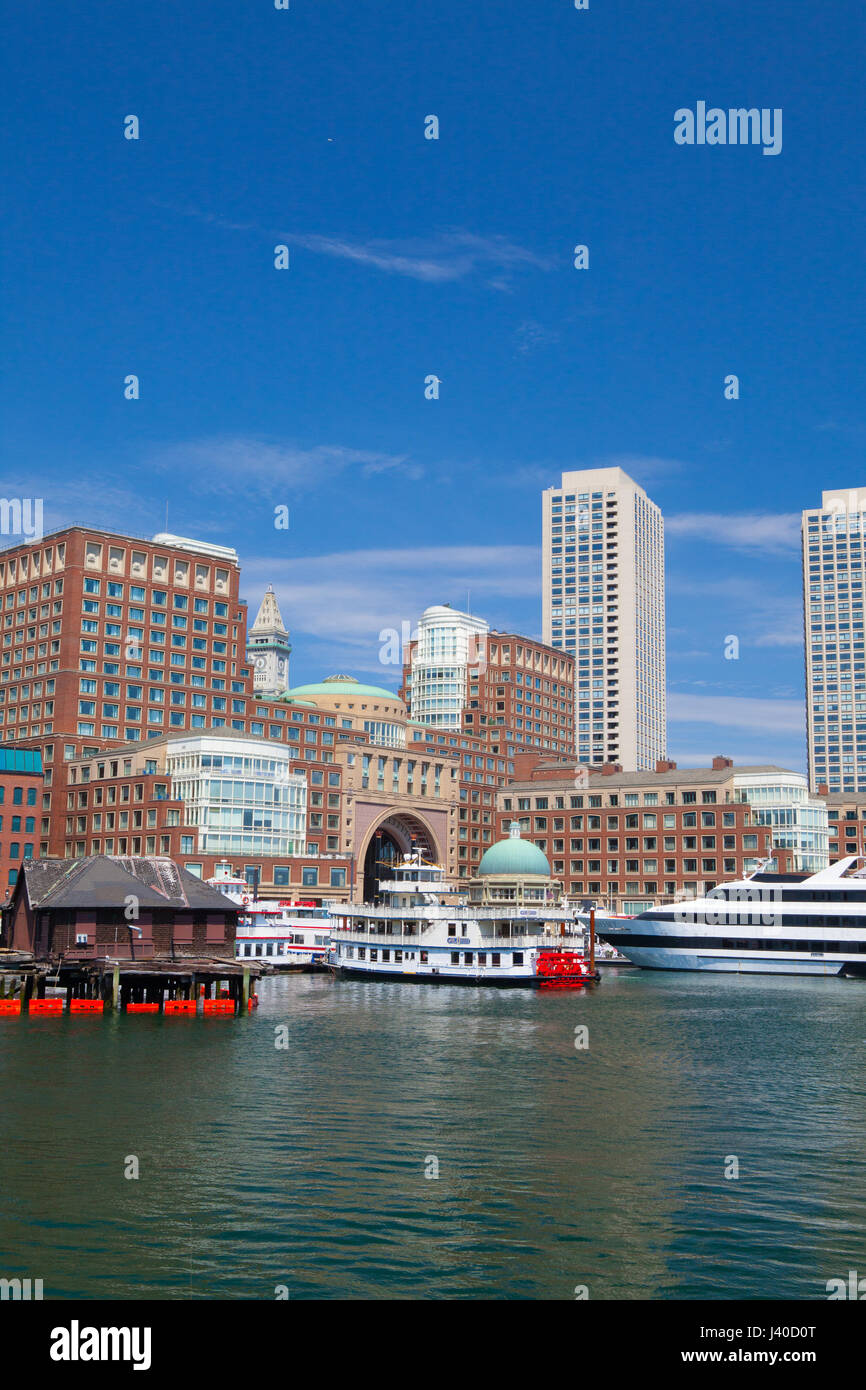 Boston, Massachsetts, USA - 2 juillet 2016 : Boston skyline de Seaport boulevard pont. Banque D'Images