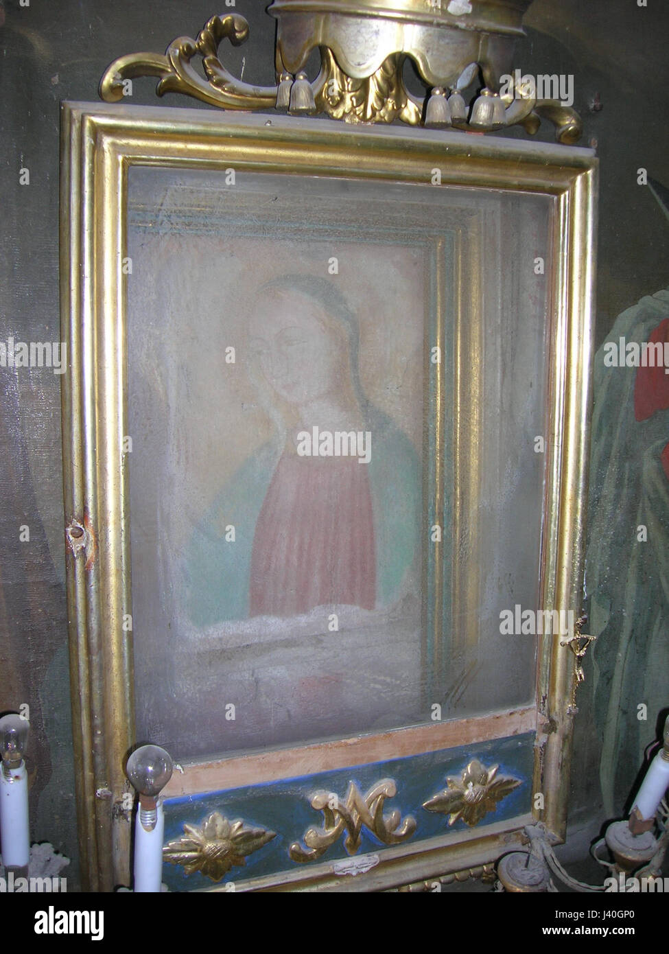 La 'Madonna Annunziata' de l'artiste Uliveto est une peinture religieuse qui représente la Vierge Marie pendant l'Annonciation. L'œuvre capture le moment où l'ange Gabriel livre le message à Marie, signalant la venue de Jésus-Christ. L'utilisation de la couleur et de la composition par Uliveto souligne la nature divine de l'événement, tandis que les figures véhiculent la vénération et la sainteté. Banque D'Images