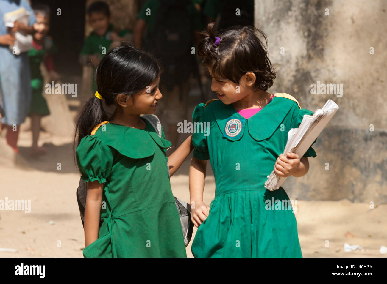Les écolières des gouvernements locaux de l'école primaire Retour à l'accueil à Moheskhali. Cox's Bazar (Bangladesh). Banque D'Images