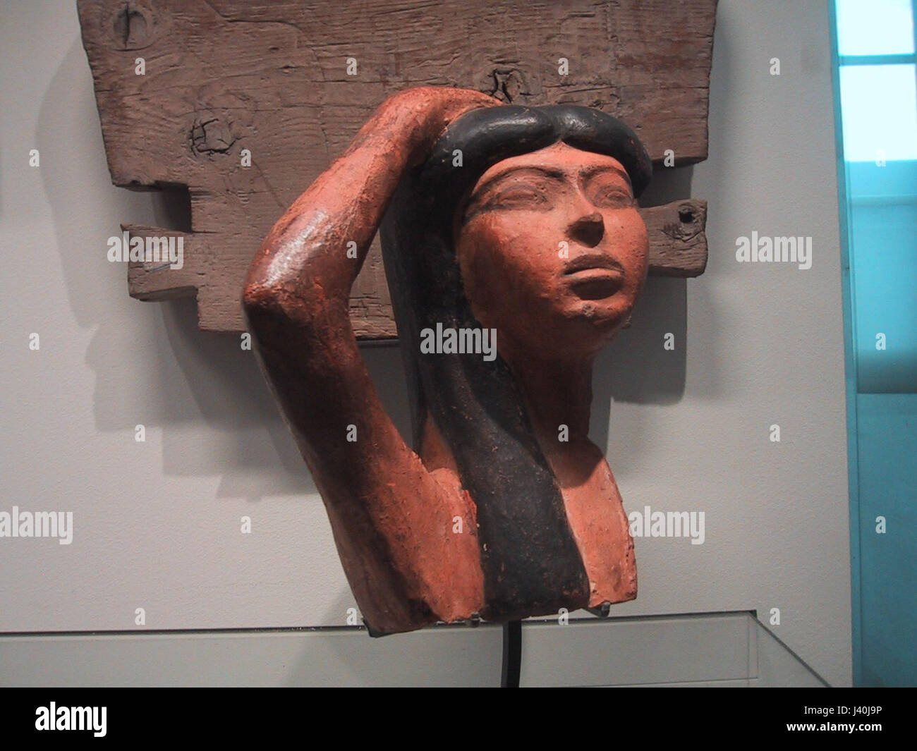 Cette photographie montre des antiquités égyptiennes au musée du Louvre, présentant des objets égyptiens anciens, y compris des sculptures, des poteries et des momies. Banque D'Images