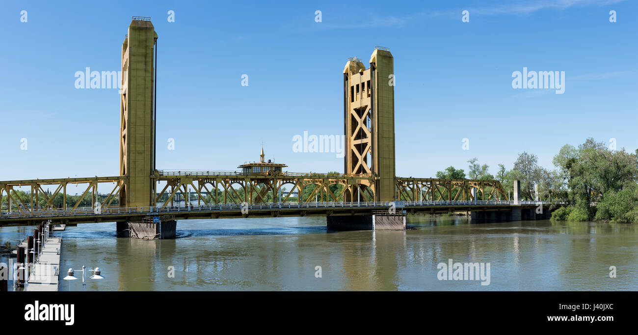 La passerelle du Tower Bridge sur la rivière Sacramento en Californie Banque D'Images