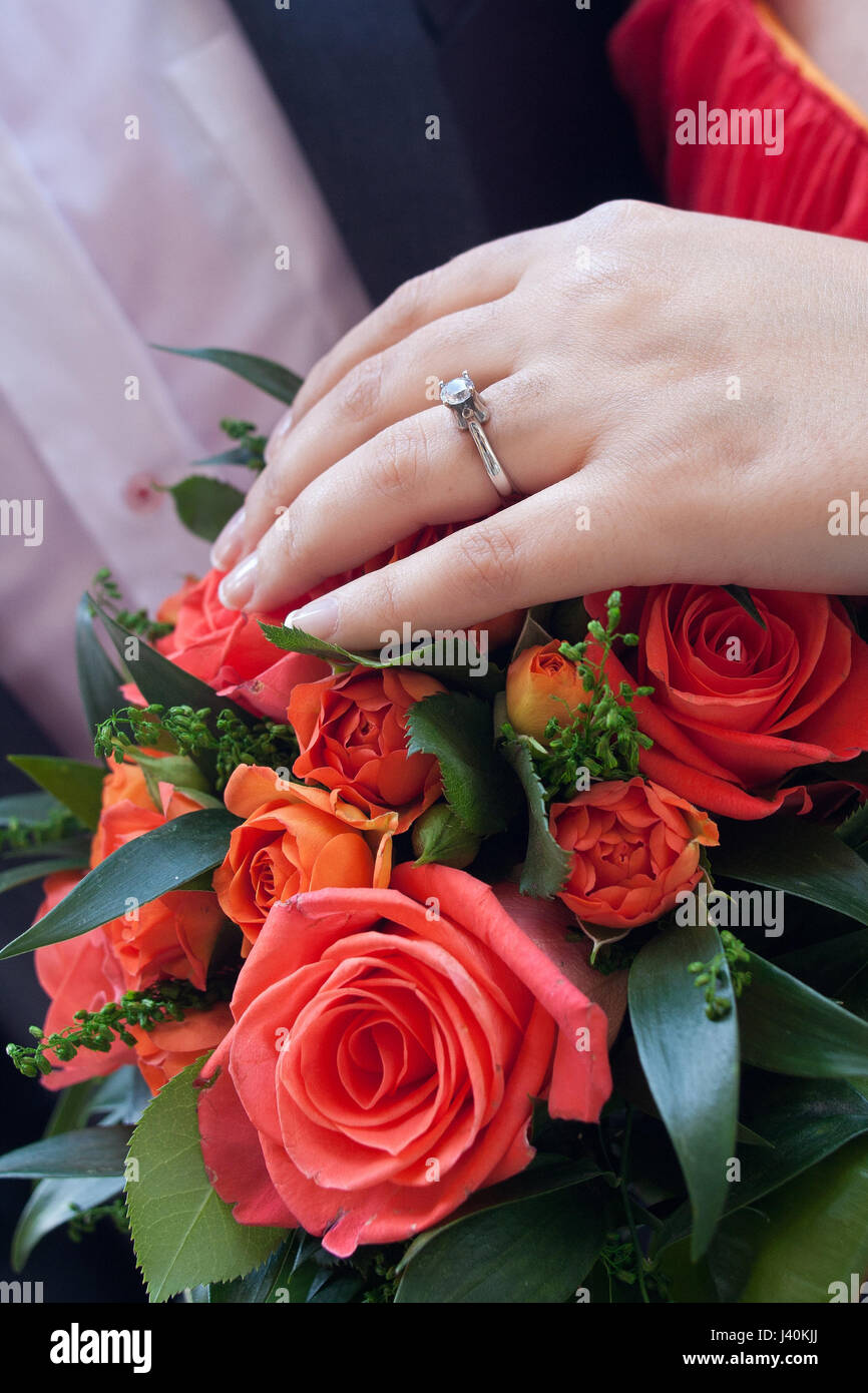 Bouquet de mariée avec roses rouges avec bride main sur Banque D'Images