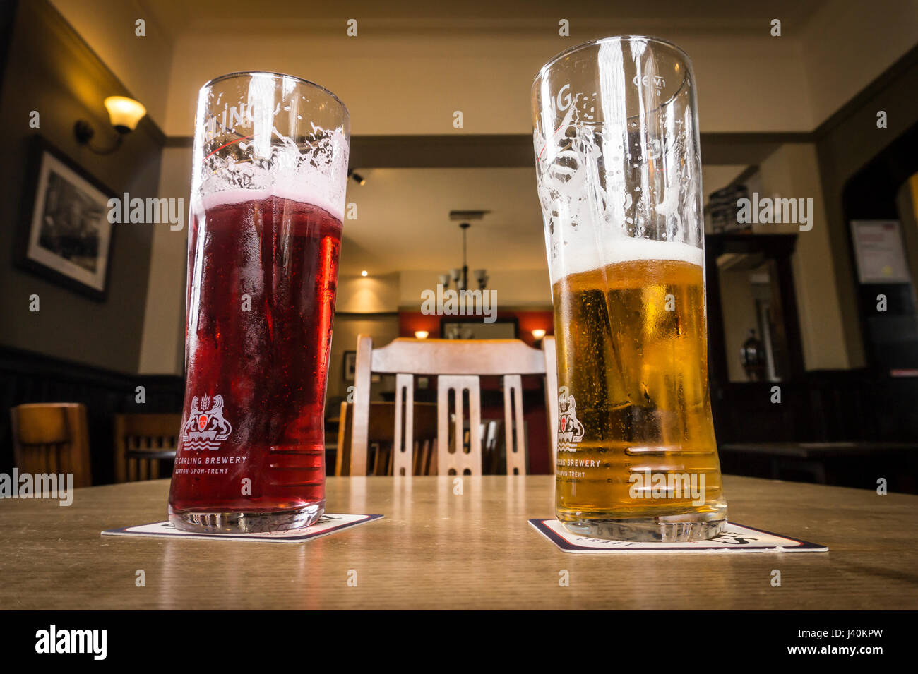 Deux boissons alcoolisées à une table dans un pub anglais Banque D'Images