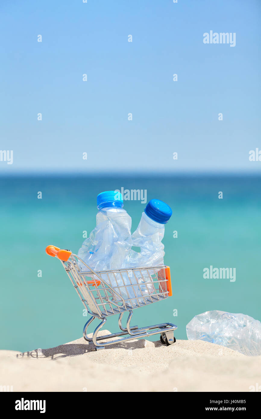 Close up photo d'un petit panier avec des bouteilles en plastique vides laissés par touriste sur une plage, la pollution de l'environnement concept, selective focus. Banque D'Images