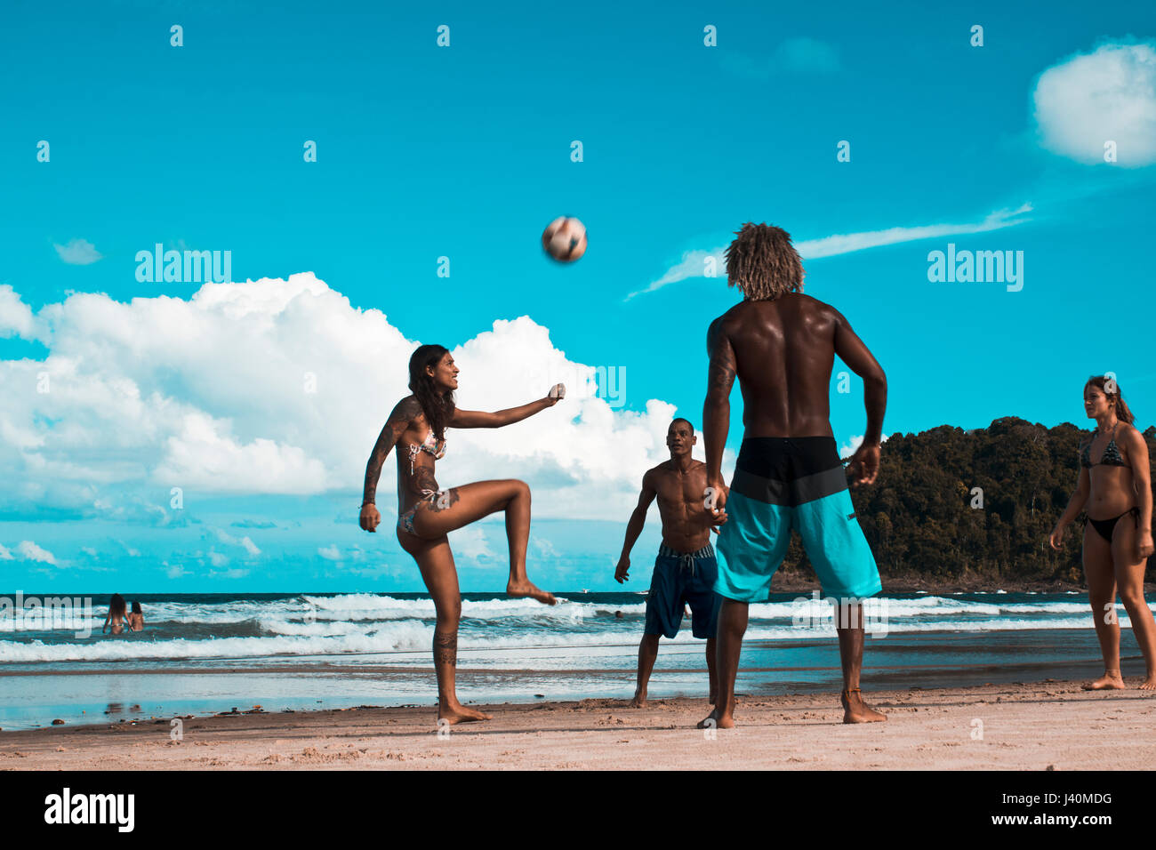 De jeunes jouant au football et fottball sur plage Tiririca, Itacare, Bahia, Brésil Banque D'Images