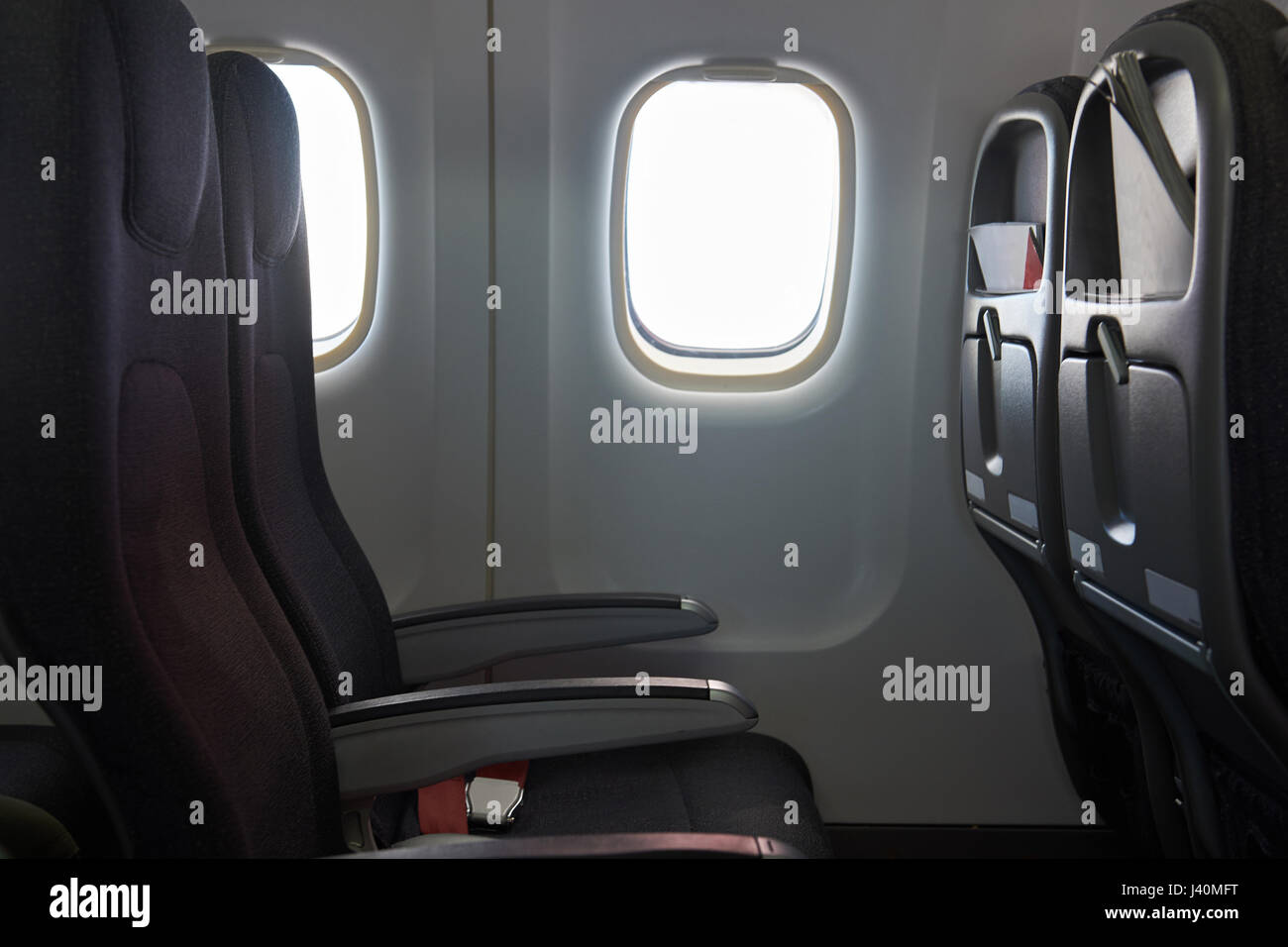 Nettoyer l'intérieur de l'avion avec fenêtre et sièges de chaise Banque D'Images