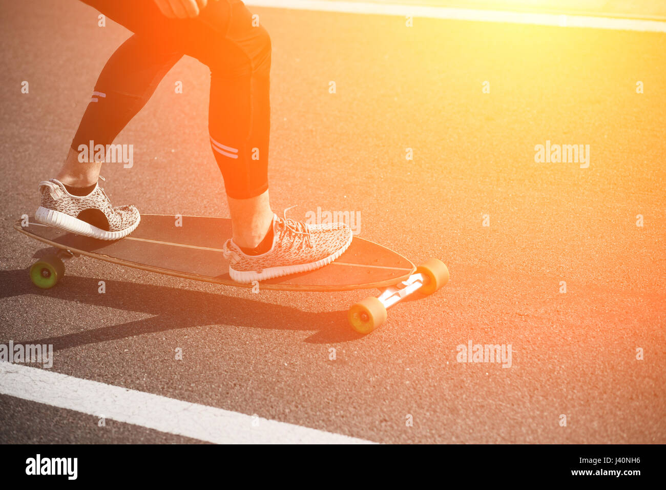 Homme sur planche ou longboard Banque D'Images