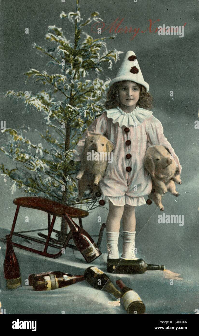 Une jeune fille vêtue d'un costume traditionnel de style européen. Elle tient un porc jouet sous chaque bras. Sur le sol devant elle se trouvent 6 grandes bouteilles de vin mousseux ou de champagne déversées. Elle tire un traîneau simple, qui est en face d'un arbre de Noël décoré seulement avec de la fausse neige. 1918. Pour voir mes autres images vintage liées à Noël, recherchez: Prestor vacances anciennes Banque D'Images