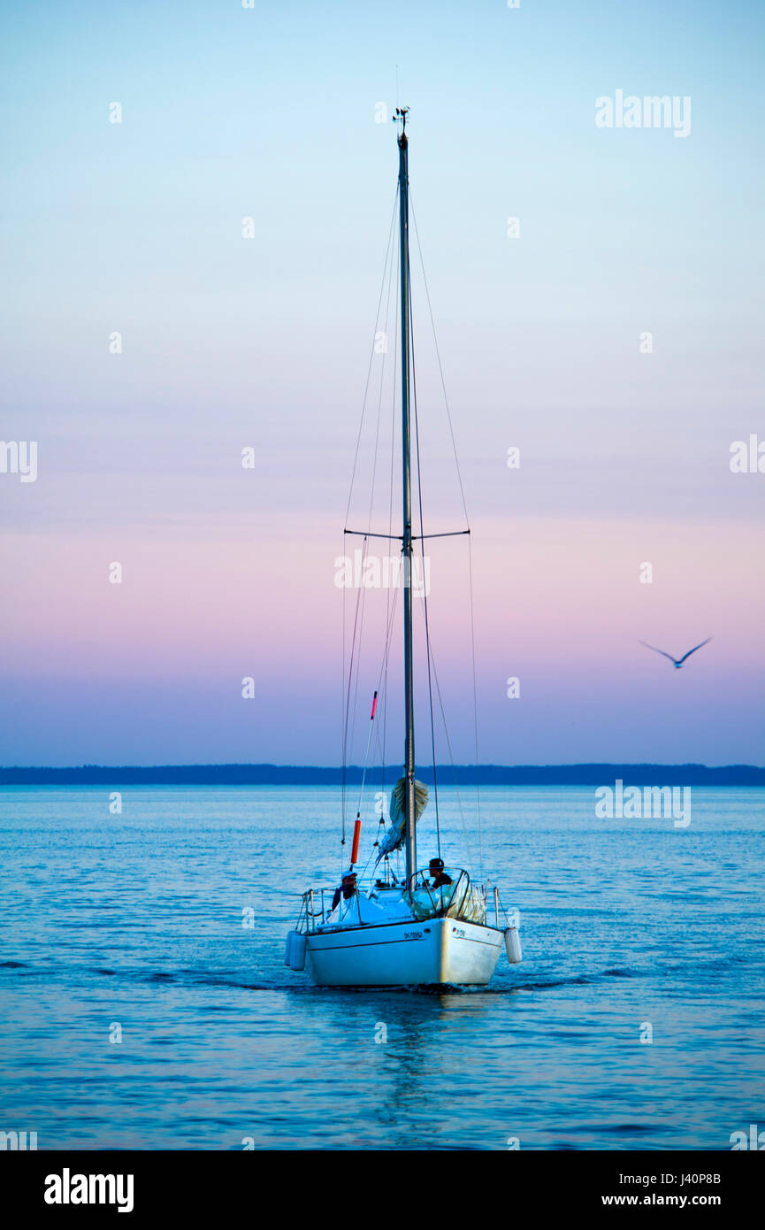 Location de voiles bas entrant Oakville marina sur le lac Ontario Banque D'Images